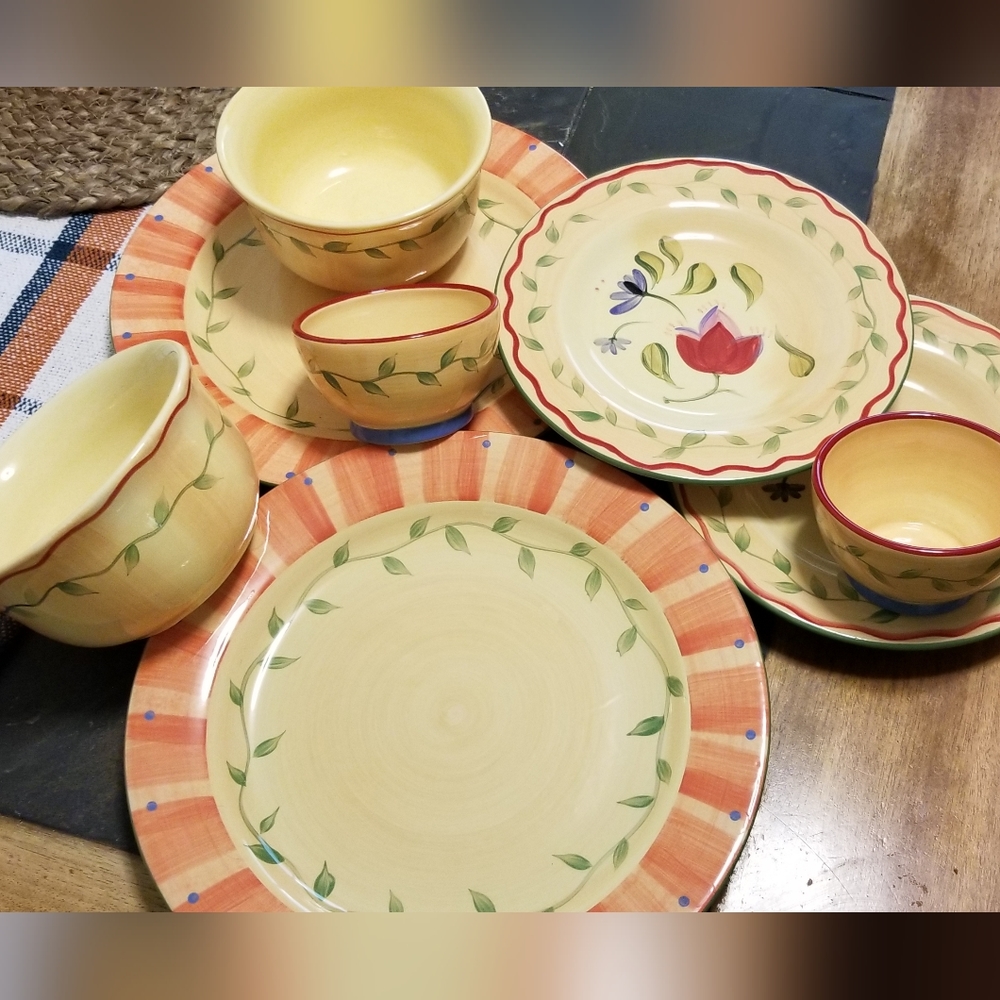 2 plates ; 2 saucers ; 2 dipping bowls ; 2 regular bowls